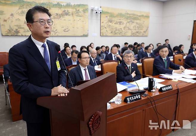 [서울=뉴시스] 조성봉 기자 = 장상윤 전 교육부 차관이 30일 오후 서울 여의도 국회 교육위원회에서 열린 교육부 등 종합감사에서 의원 질의에 답변하고 있다. 2025.10.30. suncho21@newsis.com