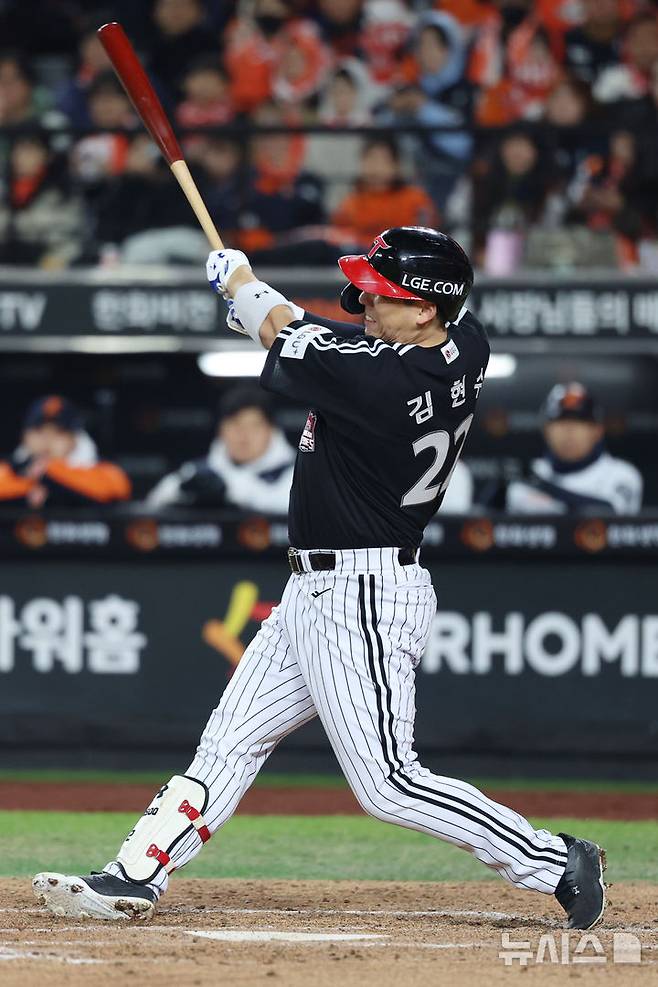 [대전=뉴시스] 조성우 기자 = 29일 대전 중구 한화생명볼파크에서 열린 2025 KBO 한국시리즈 3차전 LG 트윈스와 한화 이글스의 경기, LG 4회초 공격 1사 후 김현수가 역전 솔로 홈런을 때리고 있다. 2025.10.29. xconfind@newsis.com