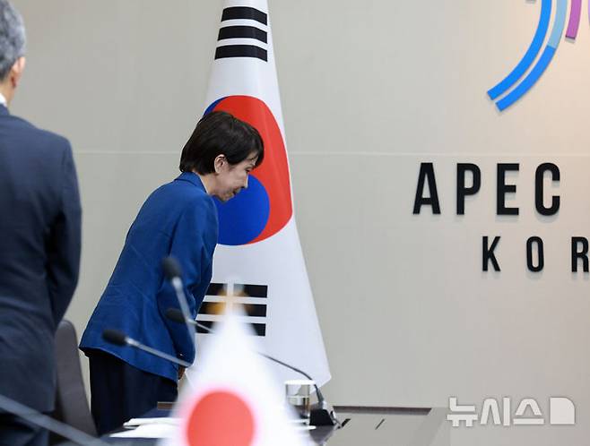 [경주=뉴시스] 고범준 기자 = 다카이치 사나에 일본 총리가 30일 경북 경주 APEC 정상회의장에서 열린 이재명 대통령과 한일 정상회담에서 자리로 향하며 태극기와 일장기를 향해 예를 표하고 있다. 2025.10.30. bjko@newsis.com