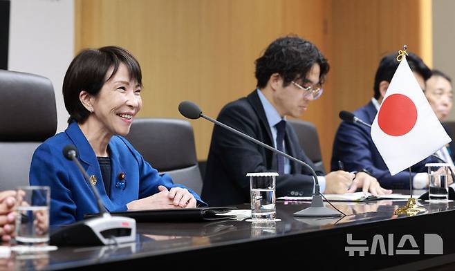 [경주=뉴시스] 고범준 기자 = 다카이치 사나에 일본 총리가 30일 경북 경주 APEC 정상회의장에서 열린 이재명 대통령과 한일 정상회담에서 발언하고 있다. 2025.10.30. bjko@newsis.com