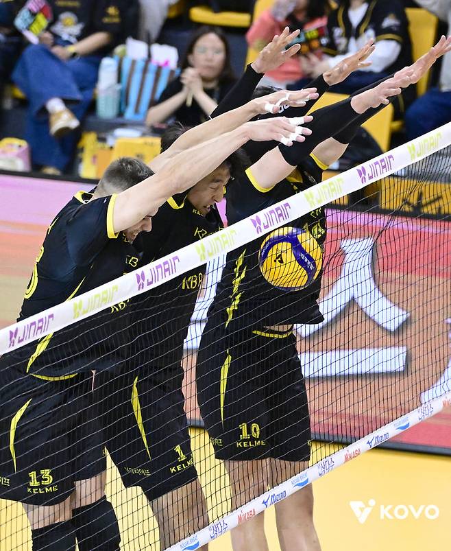 [서울=뉴시스] 남자배구 KB손해보험 비예나, 차영석, 나경복이 30일 경기 의정부 경민대 체육관에서 열린 진에어 2025~2026 V-리그 남자부 OK저축은행과의 경기에서 상대 공격을 블로킹하고 있다. (사진=KOVO 제공) 2025.10.30.  *재판매 및 DB 금지