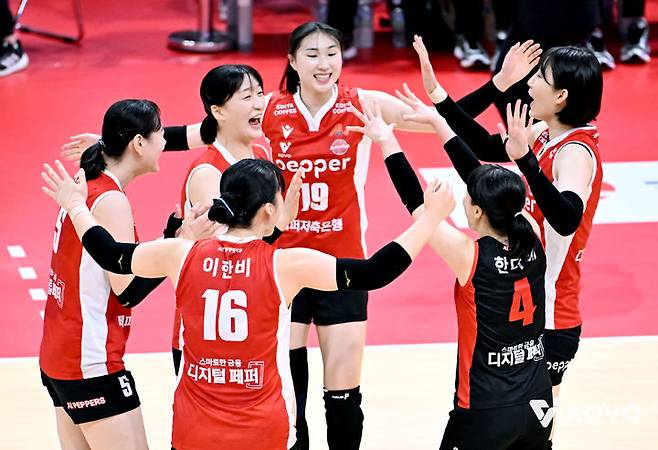 [서울=뉴시스] 여자배구 페퍼저축은행 선수들이 30일 광주 페퍼스타디음에서 열린 진에어 2025~2026 V-리그 여자부 현대건설과의 경기에서  득점에 성공한 뒤 환호하고 있다. (사진=KOVO 제공) 2025.10.30.  *재판매 및 DB 금지