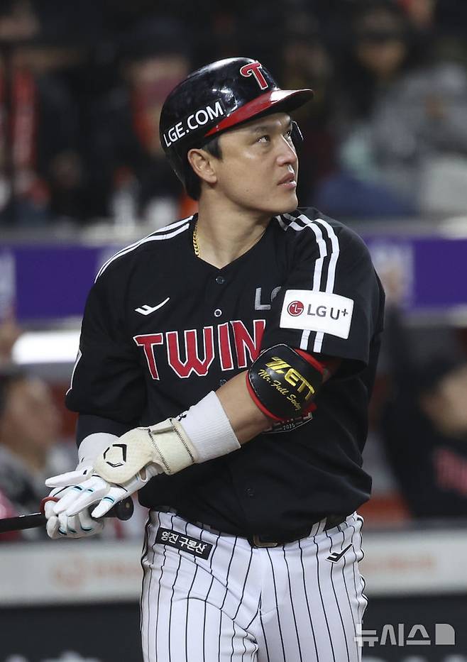 [대전=뉴시스] 김근수 기자 = 30일 대전 중구 한화생명볼파크에서 열린 2025 KBO 한국시리즈 4차전 LG 트윈스와 한화 이글스의 경기, 9회초 무사 주자 1루 상황에서 LG 박동원이 2점 홈런을 치고 있다. 2025.10.30. ks@newsis.com