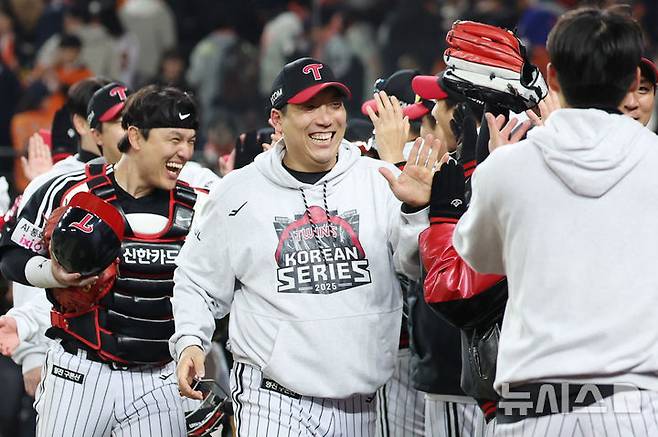 [대전=뉴시스] 조성우 기자 = 30일 대전 중구 한화생명볼파크에서 열린 2025 KBO 한국시리즈 4차전 LG 트윈스와 한화 이글스의 경기, LG 김현수 등 선수들이 한화에 7-4 승리하며 기뻐하고 있다. 2025.10.30. xconfind@newsis.com