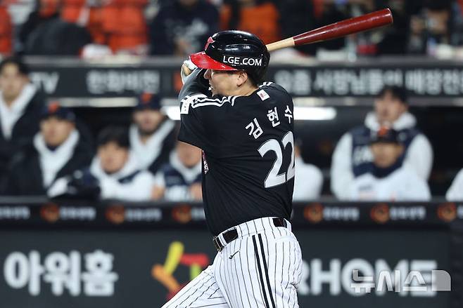 [대전=뉴시스] 조성우 기자 = 30일 대전 중구 한화생명볼파크에서 열린 2025 KBO 한국시리즈 4차전 LG 트윈스와 한화 이글스의 경기, LG 9회초 공격 2사 주자 2, 3루서 김현수가 2타점 역전 적시타를 때리고 있다. 2025.10.30. xconfind@newsis.com