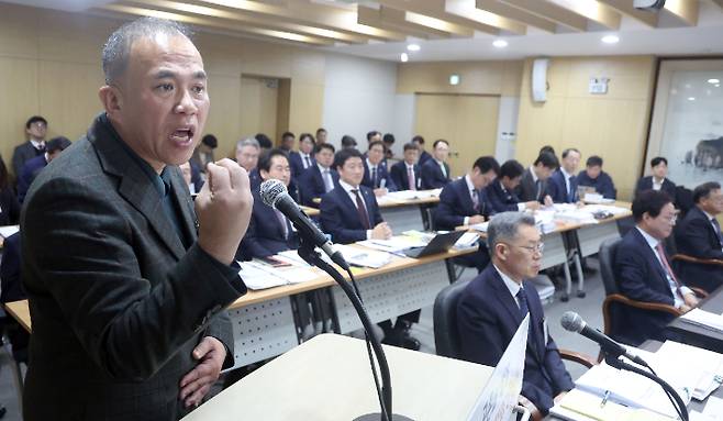 명태균 블랙홀 된 경남도 국감 (창원=연합뉴스) 김동민 기자 = 정치 브로커 명태균 씨가 28일 오전 경남도청에서 열린 국회 행정안전위원회 경남도청 국감에서 증인으로 나와 의원 질의에 답하고 있다. 2025.10.28 image@yna.co.kr (끝) <저작권자(c) 연합뉴스, 무단 전재-재배포, AI 학습 및 활용 금지> 연합뉴스