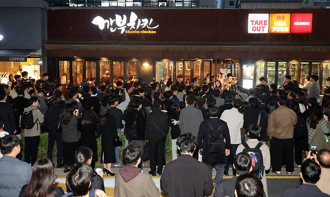 30일 서울 삼성동 인근 깐부치킨에서 젠슨 황 엔비디아 최고경영자가 이재용 삼성전자 회장, 정의선 현대차 그룹 회장이 회동할 것으로 알려지자 상가 앞 도로가 취재진과 시민들로 붐비고 있다. 연합뉴스