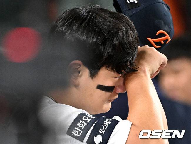 [OSEN=대전, 이대선 기자] 프로야구 한화 이글스가 극적인 역전승으로 반격에 성공했다.&nbsp;한화는 29일 대전 한화생명볼파크에서 열린 2025 신한 SOL뱅크 KBO 한국시리즈 3차전 LG 트윈스와의 경기에서 7-3 역전승을 거뒀다. 1차전과 2차전을 모두 내준 한화는 이날 승리로 시리즈 전적 1승 2패 추격을 시작했다.&nbsp;경기 종료 후 한화 김서현이 눈물을 흘리고 있다. 2025.10.29 /sunday@osen.co.kr