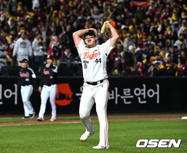 [OSEN=대전, 이대선 기자] 프로야구 한화 이글스가 극적인 역전승으로 반격에 성공했다. 한화는 29일 대전 한화생명볼파크에서 열린 2025 신한 SOL뱅크 KBO 한국시리즈 3차전 LG 트윈스와의 경기에서 7-3 역전승을 거뒀다. 1차전과 2차전을 모두 내준 한화는 이날 승리로 시리즈 전적 1승 2패 추격을 시작했다. 경기 종료 후 한화 김서현이 환호하고 있다. 2025.10.29 /sunday@osen.co.kr