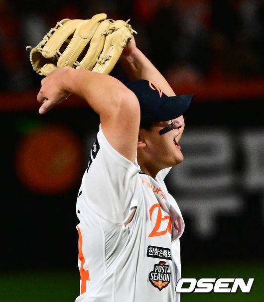 [OSEN=대전, 지형준 기자] 프로야구 한화 이글스가 극적인 역전승으로 반격에 성공했다. 한화는 29일 대전 한화생명볼파크에서 열린 2025 신한 SOL뱅크 KBO 한국시리즈 3차전 LG 트윈스와의 경기에서 7-3 역전승을 거뒀다. 1차전과 2차전을 모두 내준 한화는 이날 승리로 시리즈 전적 1승 2패 추격을 시작했다. 경기를 마치고 한화 김서현이 승리를 기뻐하고 있다. 2025.10.29 /jpnews@osen.co.kr