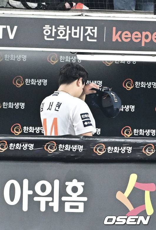 [OSEN=대전, 박준형 기자] 프로야구 한화 이글스가 극적인 역전승으로 반격에 성공했다. 한화는 29일 대전 한화생명볼파크에서 열린 2025 신한 SOL뱅크 KBO 한국시리즈 3차전 LG 트윈스와의 경기에서 7-3 역전승을 거뒀다. 1차전과 2차전을 모두 내준 한화는 이날 승리로 시리즈 전적 1승 2패 추격을 시작했다. 경기종료 후 한화 김서현이 눈물을 훔치고 있다.  2025.10.29 / soul1014@osen.co.kr