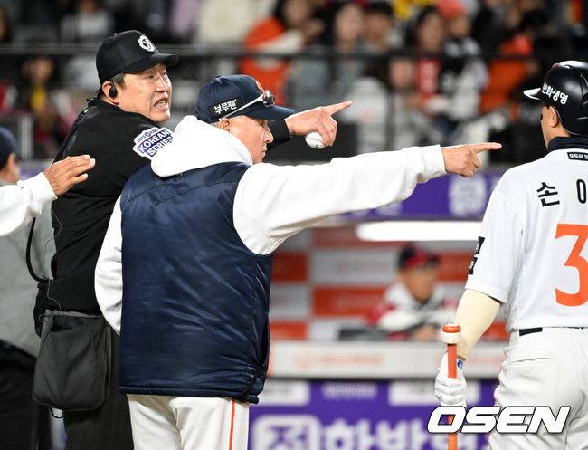 [OSEN=대전, 이대선 기자] 29일 대전 한화생명볼파크에서 2025 신한 SOL Bank KBO리그 포스트시즌 한국시리즈 3차전 한화 이글스와 LG 트윈스의 경기가 열렸다.이날 경기에 한화는 폰세를, LG는 손주영을 선발투수로 내세웠다. 2회말 1사 1,2루에서 마운드를 방문한 한화 김경문 감독이 LG 오지환의 고의 낙구 수비에 대해 항의하고 있다. 2025.10.29 /sunday@osen.co.kr