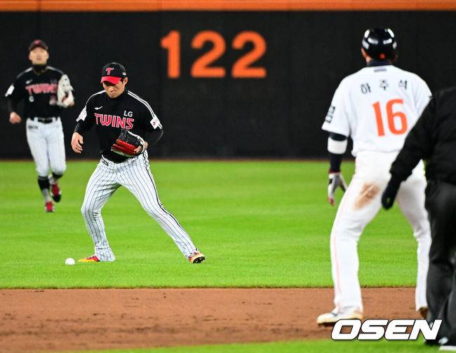 [OSEN=대전, 지형준 기자] 29일 대전시 중구 부사동 대전한화생명볼파크에서 2025 신한 SOL Bank KBO리그 포스트시즌 한국시리즈 3차전 한화 이글스와 LG 트윈스의 경기가 진행됐다.이날 경기에 한화는 폰세를, LG는 손주영을 선발투수로 내세웠다. 2회말 1사 1,2루에서 LG 오지환이 한화 이도윤 타구를 고의 낙구를 하고 있다. 1,2루 주자 태그아웃 시키며 이닝 종료. 2025.10.29 /jpnews@osen.co.kr