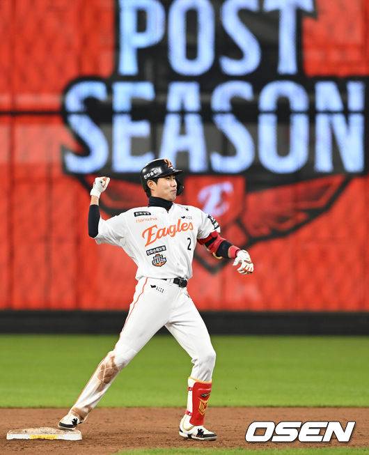 [OSEN=대전, 손용호 기자] 29일 대전 한화생명볼파크에서 2025 신한 SOL Bank KBO리그  한국시리즈 3차전 한화 이글스와 LG 트윈스의 경기가 열렸다.이날 경기에 한화는 폰세를, LG는 손주영을 선발투수로 내세웠다. 8회말 2사 만루 심우준이 역전 2타점 적시타를 치고 기뻐하고있다. 2025.10.29 /spjj@osen.co.kr