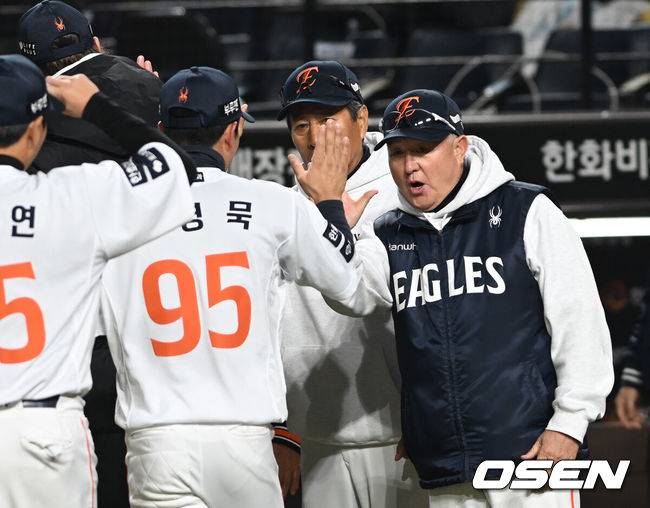 [OSEN=대전, 손용호 기자] 프로야구 한화 이글스가 극적인 역전승으로 반격에 성공했다.&nbsp;한화는 29일 대전 한화생명볼파크에서 열린 2025 신한 SOL뱅크 KBO 한국시리즈 3차전 LG 트윈스와의 경기에서 7-3 역전승을 거뒀다. 1차전과 2차전을 모두 내준 한화는 이날 승리로 시리즈 전적 1승 2패 추격을 시작했다.&nbsp;김경문 감독이 선수들을 격려하고 있다.  2025.10.29 /spjj@osen.co.kr
