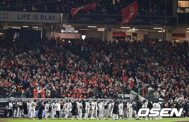 [OSEN=대전, 박준형 기자] 프로야구 한화 이글스가 극적인 역전승으로 반격에 성공했다.&nbsp;한화는 29일 대전 한화생명볼파크에서 열린 2025 신한 SOL뱅크 KBO 한국시리즈 3차전 LG 트윈스와의 경기에서 7-3 역전승을 거뒀다. 1차전과 2차전을 모두 내준 한화는 이날 승리로 시리즈 전적 1승 2패 추격을 시작했다.&nbsp;경기종료 후 한화 선수들이 승리의 기쁨을 나누고 있다. 2025.10.29 / soul1014@osen.co.kr