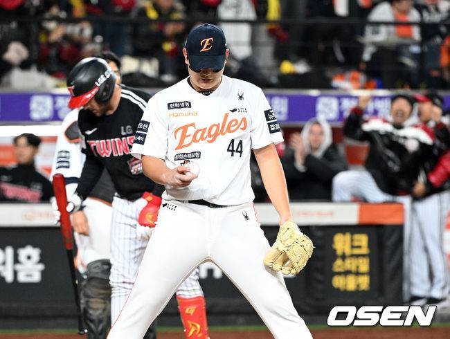 8회 오스틴 타석에서 폭투로 실점한 김서현