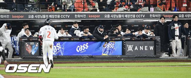 심우준 도루 실패에 어두운 표정의 한화 더그아웃.