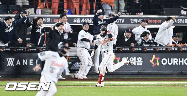 8회말 2사 만루 한화 심우준이 역전 2타점 적시타를 날리고 베이스를 돌고 있다