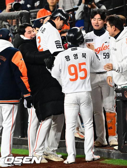 8회말 2사 2,3루에서 한화 문동주가 최재훈의 2타점 적시타에 득점에 성공한 심우준과 기뻐하고 있다.