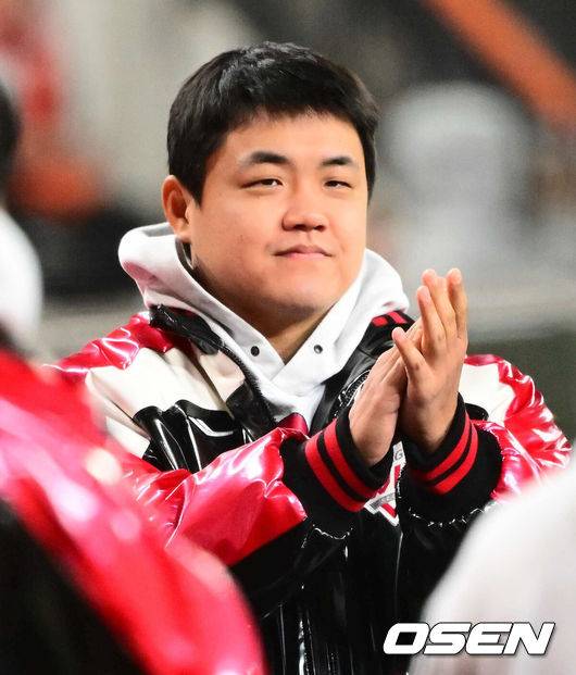 [OSEN=대전, 지형준 기자] 프로야구 한화 이글스가 극적인 역전승으로 반격에 성공했다.&nbsp;한화는 29일 대전 한화생명볼파크에서 열린 2025 신한 SOL뱅크 KBO 한국시리즈 3차전 LG 트윈스와의 경기에서 7-3 역전승을 거뒀다. 1차전과 2차전을 모두 내준 한화는 이날 승리로 시리즈 전적 1승 2패 추격을 시작했다.&nbsp;경기에 앞서 LG 장현식이 미팅을 하고 있다. 2025.10.29 /jpnews@osen.co.kr