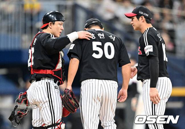 [OSEN=고척, 이대선 기자] 9일 오후 서울 고척스카이돔에서 2025 신한 SOL Bank KBO리그 키움 히어로즈와 LG 트윈스의 경기가 열렸다.키움은 알칸타라, LG는 톨허스트를 선발 투수로 내세웠다.6회말 무사 2,3루에서 LG 장현식이 마운드를 내려가고 있다. 2025.09.09 /sunday@osen.co.kr