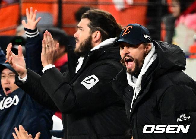 [OSEN=대전, 지형준 기자] 프로야구 한화 이글스가 극적인 역전승으로 반격에 성공했다.&nbsp;한화는 29일 대전 한화생명볼파크에서 열린 2025 신한 SOL뱅크 KBO 한국시리즈 3차전 LG 트윈스와의 경기에서 7-3 역전승을 거뒀다. 1차전과 2차전을 모두 내준 한화는 이날 승리로 시리즈 전적 1승 2패 추격을 시작했다.&nbsp;8회말 2사 만루에서 한화 폰세, 와이스가 황영묵이 밀어내기 볼넷을 얻어내며 동점에 성공하자 기뻐하고 있다. 2025.10.29 /jpnews@osen.co.kr