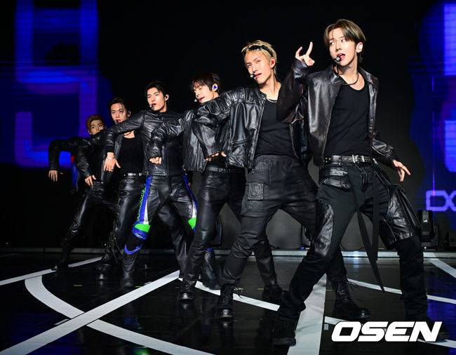 [OSEN=민경훈 기자] 그룹 82메이저(82MAJOR, 남성모·박석준·윤예찬·조성일·황성빈·김도균)이 30일 오후 서울 청담동 일지아트홀에서 미니 4집 'Trophy'(트로피) 발매 기념 쇼케이스를 가졌다.타이틀곡 '트로피(TROPHY)'는 중독적인 베이스 라인이 중심을 잡는 테크하우스 장르의 곡이다. 트로피를 차곡차곡 쌓아가겠다는 포부를 가사에 담아냈으며, 성장한 멤버들의 실력을 그대로 느낄 수 있다. 특히 자신감을 증명해 내는 서사가 음악 속에서 생생하게 살아있어 '듣고 보는' 재미를 책임진다.82메이저가 화려한 무대를 선보이고 있다. 2025.10.30 / rumi@osen.co.kr