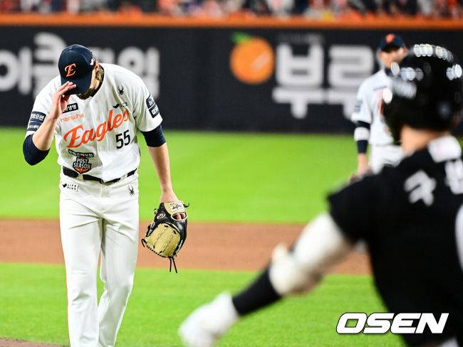 [OSEN=대전, 지형준 기자] 30일 대전 한화생명볼파크에서 2025 신한 SOL Bank KBO리그 포스트시즌 한국시리즈 4차전 한화 이글스와 LG 트윈스의 경기가 열렸다.이날 경기에 한화는 와이스를, LG는 치리노스를 선발투수로 내세웠다. 5회초 1사 3루에서 한화 와이스가 LG 구본혁에 사구를 허용하며 미안함을 표시하고 있다. 2025.10.30 / jpnews@osen.co.kr