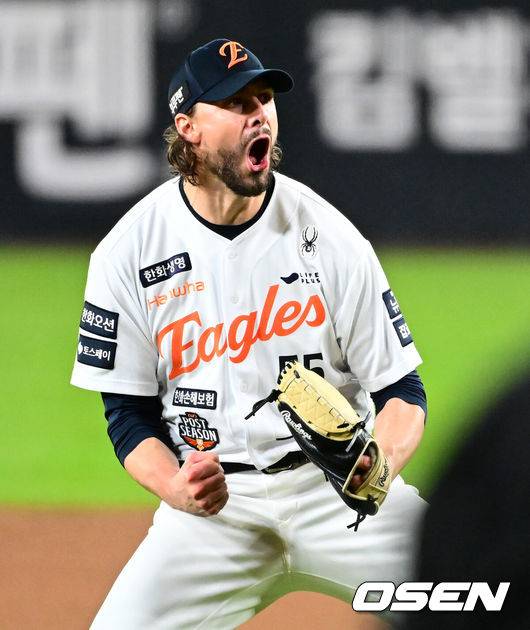 [OSEN=대전, 지형준 기자] 30일 대전 한화생명볼파크에서 2025 신한 SOL Bank KBO리그 포스트시즌 한국시리즈 4차전 한화 이글스와 LG 트윈스의 경기가 열렸다.이날 경기에 한화는 와이스를, LG는 치리노스를 선발투수로 내세웠다. 7회초 1사 1,2루에서 한화 와이스가 LG 문성주를 유격수 땅볼 병살로 처리하며 포효하고 있다. 2025.10.30 / jpnews@osen.co.kr