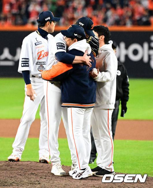 [OSEN=대전, 지형준 기자] 30일 대전 한화생명볼파크에서 2025 신한 SOL Bank KBO리그 포스트시즌 한국시리즈 4차전 한화 이글스와 LG 트윈스의 경기가 열렸다.이날 경기에 한화는 와이스를, LG는 치리노스를 선발투수로 내세웠다. 8회초 2사 2루에서 한화 와이스가 교체되며 양상문 코치와 포옹을 하고 있다. 2025.10.30 / jpnews@osen.co.kr