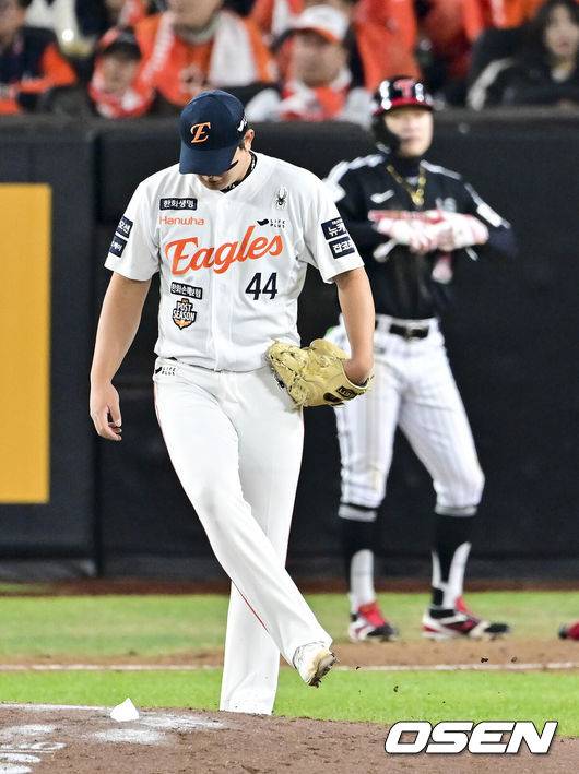 [OSEN=대전, 박준형 기자] 30일 대전 한화생명볼파크에서 2025 신한 SOL Bank KBO리그 포스트시즌 한국시리즈 4차전 한화 이글스와 LG 트윈스의 경기가 열렸다.이날 경기에 한화는 와이스를, LG는 치리노스를 선발투수로 내세웠다. 9회초 1사 한화 김서현이 박해민에게 볼넷을 허용하고 있다 2025.10.30 / soul1014@osen.co.kr