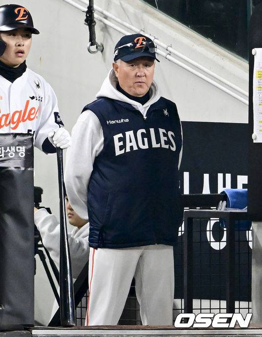 [OSEN=대전, 박준형 기자] 30일 대전 한화생명볼파크에서 2025 신한 SOL Bank KBO리그 포스트시즌 한국시리즈 4차전 한화 이글스와 LG 트윈스의 경기가 열렸다.이날 경기에 한화는 와이스를, LG는 치리노스를 선발투수로 내세웠다. 3회말 한화 김경문 감독이 경기를 지켜보고 있다. 2025.10.30 / soul1014@osen.co.kr
