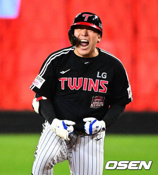 [OSEN=대전, 지형준 기자] 30일 대전 한화생명볼파크에서 2025 신한 SOL Bank KBO리그 포스트시즌 한국시리즈 4차전 한화 이글스와 LG 트윈스의 경기가 열렸다.이날 경기에 한화는 와이스를, LG는 치리노스를 선발투수로 내세웠다. 9회초 2사 2,3루에서 LG 김현수가 역전 2타점 우전 적시타를 날리며 기뻐하고 있다. 2025.10.30 / jpnews@osen.co.kr