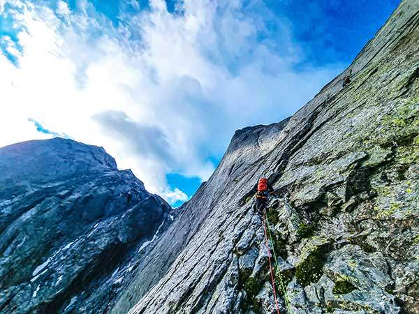 피츠바딜레 북벽을 오르고 있다.