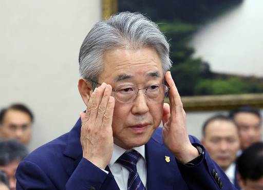 강호동 농업협동조합중앙회 회장이 24일 오전 서울 여의도 국회 농림축산식품해양수산위원회에서 열린 국정감사에서 안경을 만지고 있다. 뉴시스