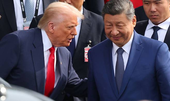 도널드 트럼프 미국 대통령과 시진핑 중국 국가주석이 30일 부산 김해공군기지 의전실 나래마루에서 미중 정상회담을 마친 뒤 회담장을 나서며 대화하고 있다. 연합뉴스