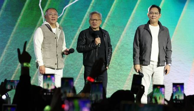 무대 오른 젠슨 황-이재용-정의선 - 젠슨 황 엔비디아 최고경영자와 이재용 삼성전자 회장, 정의선 현대차그룹 회장이 30일 서울 코엑스에서 열린 엔비디아의 그래픽카드(GPU) ‘지포스’ 출시 25주년 행사에서 단상에 올라 인사를 하고 있다. 2025.10.30 연합뉴스