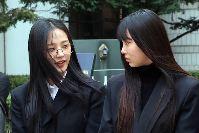 그룹 뉴진스 민지가 지난 3월 7일 서울 서초구 서울중앙지방법원에서 어도어 측이 멤버들을 상대로 제기한 ‘기획사 지위보전 및 광고계약 체결 등 금지’ 가처분 첫 심문기일을 마친 후 취재진 질문에 답하고 있다. / 뉴스1