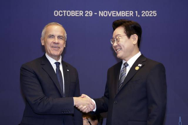 이재명 대통령과 마크 카니 캐나다 총리가 30일 경북 경주의 한 호텔에서 정상회담에 앞서 악수하고 있다. 대통령실통신사진기자단