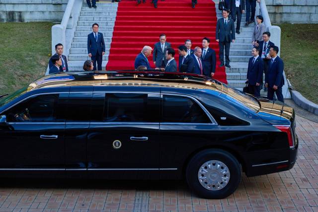 이재명 대통령이 지난 29일 경북 경주박물관에서 열린 한미 정상회담을 마친 뒤 도널드 트럼프 미국 대통령을 배웅하고 있다. 이재명 대통령 SNS