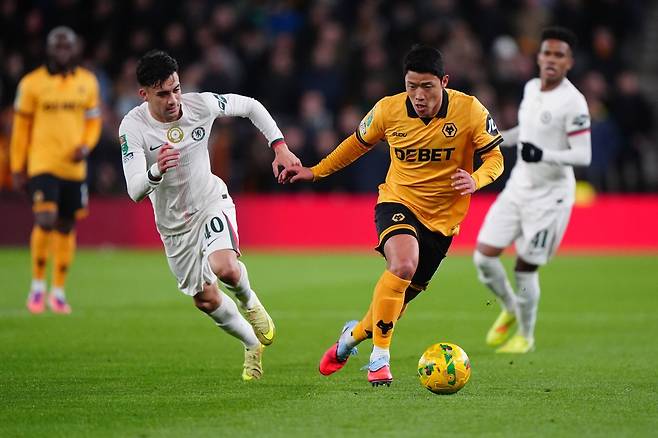 울버햄턴 황희찬(오른쪽 두 번째)이 30일(한국시간) 몰리뉴 스타디움에서 열린 첼시와 잉글랜드 카라바오컼 4라운드 홈경기에서 드리블을 하고 있다. 울버햄턴(영국)｜AP뉴시스