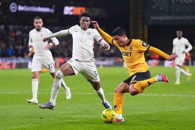 황희찬(오른쪽)이 30일(한국시간) 몰리뉴 스타디움에서 열린 첼시와&nbsp;2025~2026시즌 카라바오컵(리그컵) 4라운드(16강)&nbsp;홈경기에서 상대 수비수를 제치려 시도하고 있다. 울버햄턴(영국)｜AP뉴시스