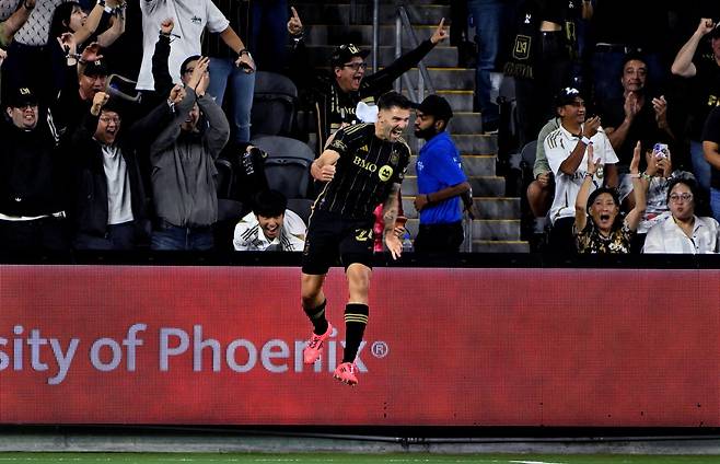 LAFC 라이언 홀링스헤드가 30일 BMO스타디움서 열린 오스틴과 MLS 서부 콘퍼런스 플레이오프 1라운드 홈 1차전서 상대 자책골로 선제골을 유도한 뒤 환호하고 있다. LA｜AP뉴시스