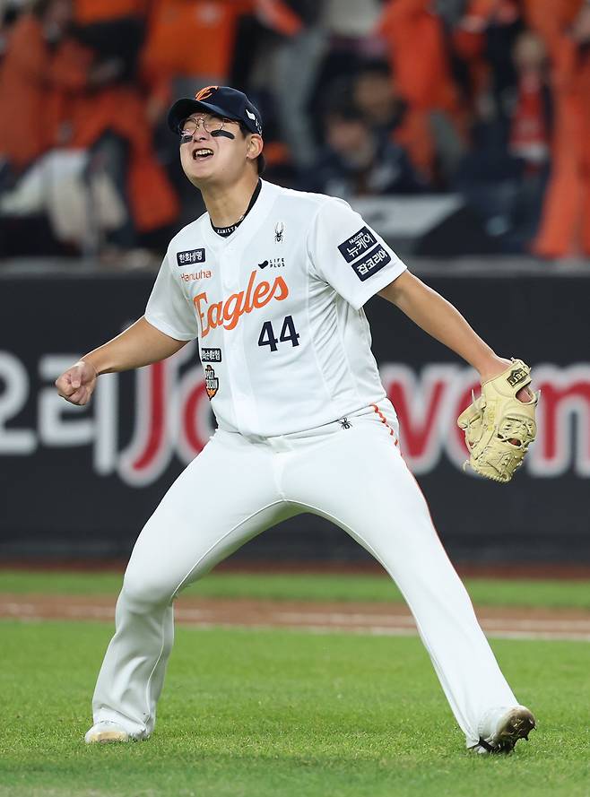 한화 김서현이 29일 대전한화생명볼파크에서 열린 ‘2025 신한 SOL 뱅크 KBO PS’ LG와 한국시리즈 3차전을 7-3 승리로 마무리한 뒤 포효하고 있다. 대전｜뉴시스