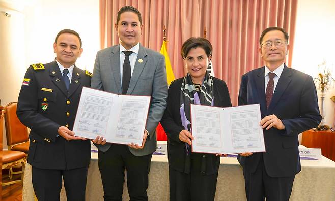 27일(현지시간) 에콰도르 피친차주 키토 외교부 청사 내 강당에서 열린 위러브유 소방 장비 기증식에서 참석자들이 기증서를 들고 기념촬영을 하고 있다. 왼쪽부터 워싱턴 볼리바르 아르세 로드리게스 키토 소방청 부청장, 호르헤 카리요 투티벤 국가재난관리처장, 마리아 가브리엘라 소메르펠드 로세로 외교부 장관, 최기철 위러브유 에콰도르 키토 지부장.