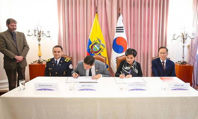 위러브유의 소방 장비 기증식에서 참석자들이 기증서에 서명하고 있다.