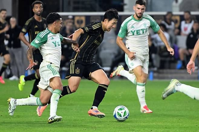 LAFC 손흥민(가운데)이 30일 BMO스타디움서 열린 오스틴과 MLS PO 1라운드 홈 1차전에서 상대 수비진을 뚫고 드리블 돌파를 하고 있다. LA|AP뉴시스