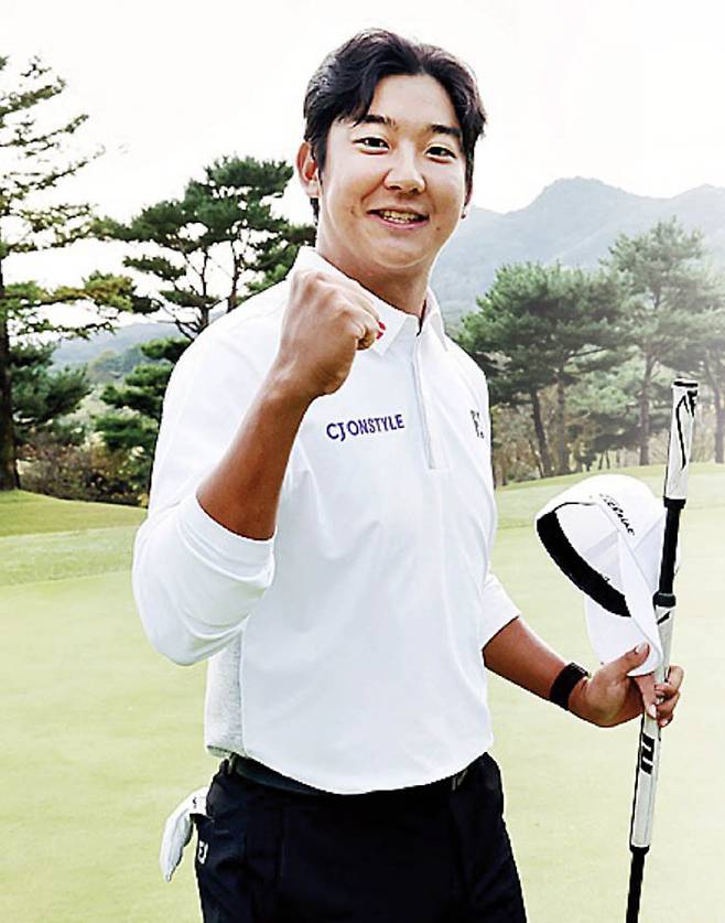 지난 19일 끝난 KPGA 투어 더채리티 클래식에서 우승한 최승빈이 최종 라운드를 마친 뒤 주먹을 불끈 쥐어보이고 있다.  KPGA 제공