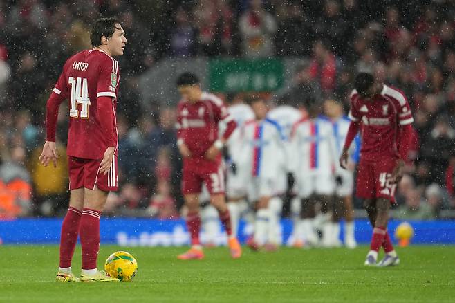 리버풀 선수들이 30일 팰리스전에서 골을 내준 뒤 고개를 떨구고 있다. AP연합뉴스